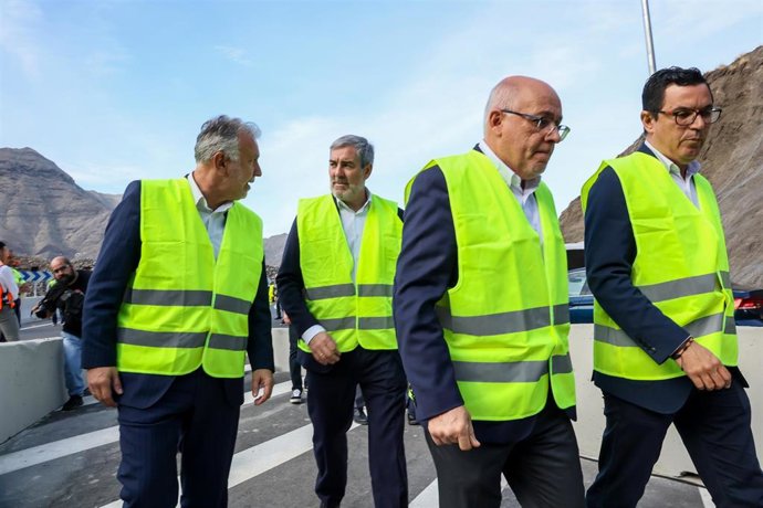 El ministro de Política Territorial y Memoria Democrática, Ángel Víctor Torres (1i); el presidente de Canarias, Fernando Clavijo (2i),  y el consejero de Obras Públicas, Vivienda y Movilidad, Pablo Rodríguez (1d), asisten a la apertura al tráfico de los