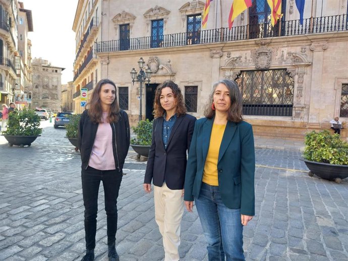 (I-D) Las Portavoces De Podemos, PSOE Y MÉS En El Ayuntamiento De Palma, Lucía Muñoz, Rosario Sánchez Y Neus Truyol,  Respectivamente, En Rueda De Prensa.