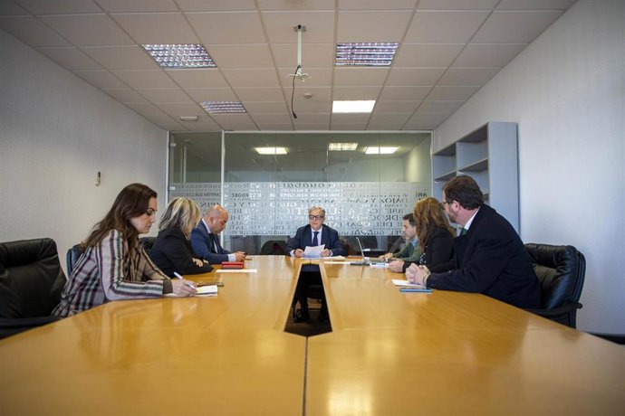 El presidente de la Diputación y Emproacsa, Salvador Fuentes (centro), durante el consejo de administración de la Empresa Provincial de Agua.