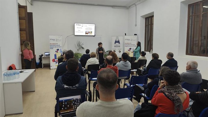La directora insular de Proyectos Estratégicos, María Elena Jaume, durante su intervención en el encuentro este viernes de profesionales del sector primario y la empresa Producte d'Aquí.