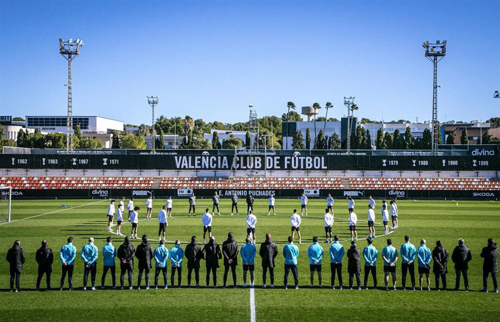 Minuto de silencio de la plantilla del Valencia