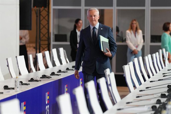 Archivo - El ministro de Finanzas de Francia, Bruno Le Maire, a su llegada a la reunión informal de ministros de economía en el marco de la Presidencia de España del Consejo de Unión Europea, a 15 de septiembre de 2023, en Santiago de Compostela, A Coru