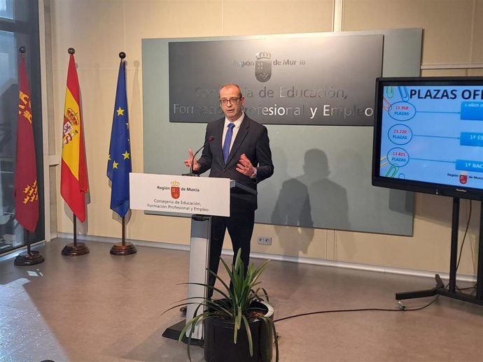 El consejero de Educación, Formación Profesional y Empleo, Víctor Marín, informó sobre el proceso de admisión para alumnos de Infantil, Secundaria y Bachillerato.