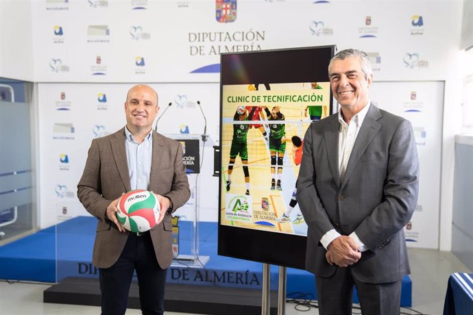 Diputación y Unicaja Costa de Almería acercan el voleibol profesional a monitores y entrenadores de la provincia