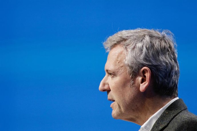 El presidente de la Xunta de Galicia y candidato del PP a la reelección, Alfonso Rueda, interviene durante el cierre de la campaña electoral del PP, a 16 de febrero de 2024, en Palexco, A Coruña, Galicia (España). Este último encuentro se enmarca dentro