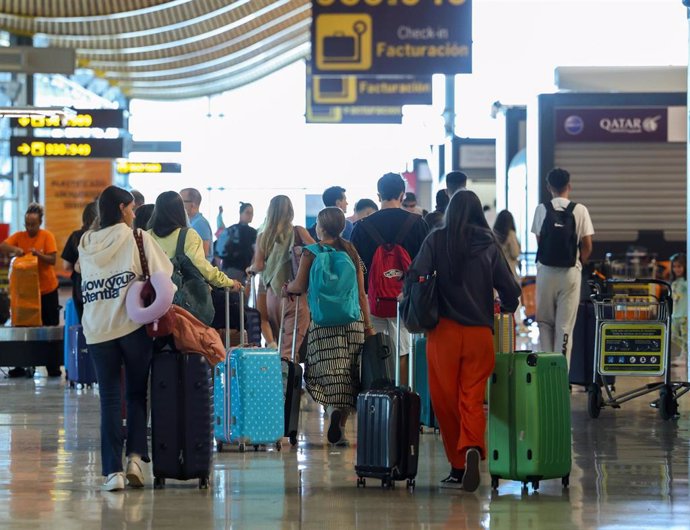 Archivo - Varias personas con maletas en el Aeropuerto Adolfo Suárez-Madrid Barajas, a 1 de septiembre de 2023, en Madrid (España).
