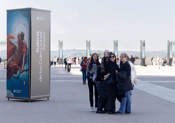 Grupo de turistas tomándose una fotografía, en las inmediaciones del Palacio Real de Madrid, a 20 de febrero de 2024, en Madrid (España)