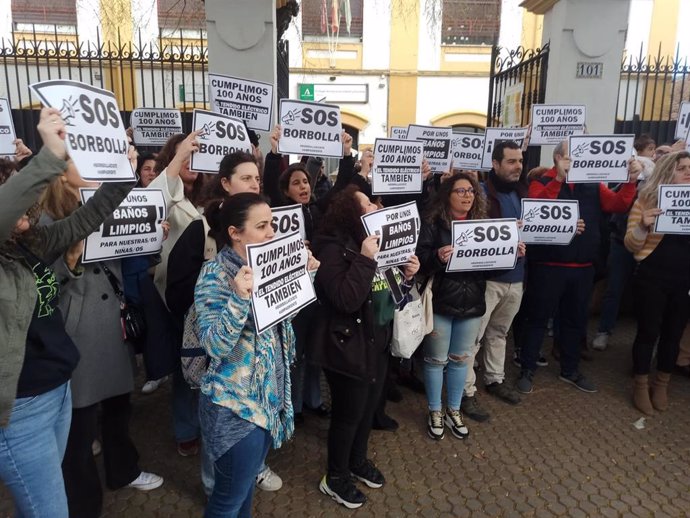 Nueva protesta de la AMPA Oriente ante el colegio Borbolla