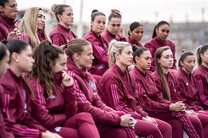 Las jugadoras de la selección femenina de fútbol durante la presentación del sello y la moneda que homenajean a las campeonas del mundo de fútbol