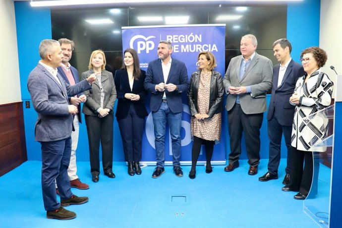 En el centro, el senador del PP por la Región de Murcia Antonio Luengo rodeado de representantes 'populares' en las Cortes Generales y en la Asamblea Regional de Murcia