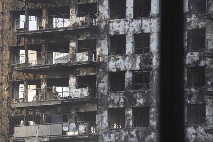 Archivo - La estructura del edificio tras el incendio del 22 de febrero, en el barrio de Campanar