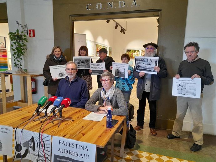 Imagen de la rueda de prensa ofrecida por La Asociación en Defensa de la Sanidad Pública y la Plataforma Navarra de Salud