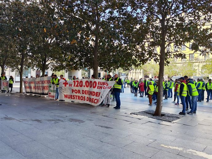 Decenas de agricultores de la Comunidad de Calatayud se concentran frente a la Delegación del Gobierno en Aragón.