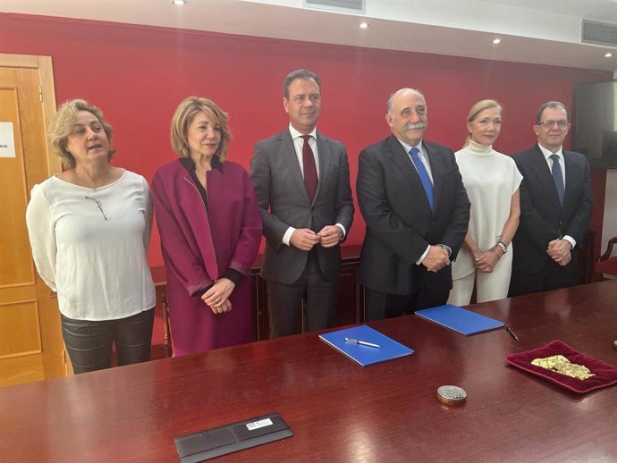El consejero de Presidencia, Portavocía y Acción Exterior, Marcos Ortuño, junto al decano del Colegio de Abogados de Murcia, Francisco Martínez-Escribano,  y miembros de la Junta de Gobierno del Colegio de Abogados de Murcia