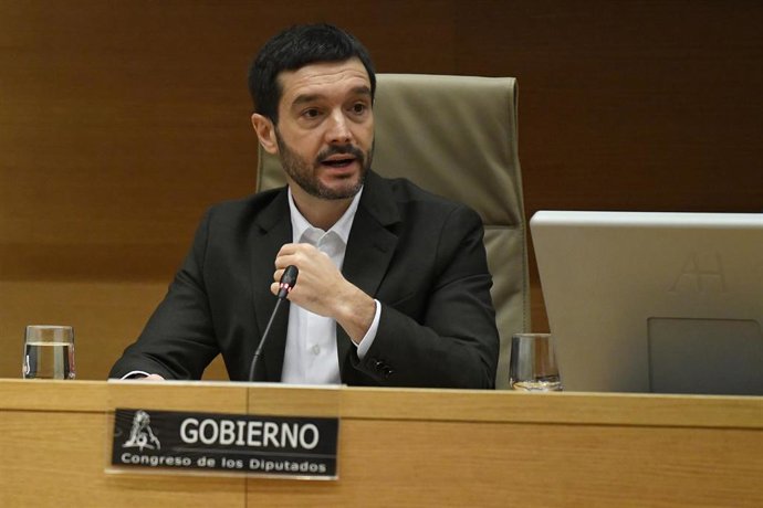El ministro de Derechos Sociales, Consumo y Agenda 2030, Pablo Bustinduy, durante la Comisión de Derechos Sociales y Consumo, en el Congreso de los Diputados, a 26 de enero de 2024