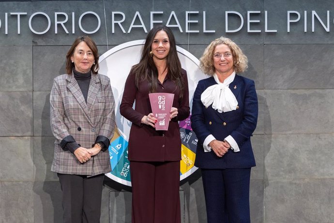 La presidenta de la Fundación Rafael del Pino, María del Pino; la chief Growth and Engagement Officer de imagin, Anna Canela, y la presidenta del Pacto Mundial de la ONU España, Clara Arpa.