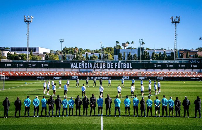 Minuto de silencio de los jugadores del Valencia en el entrenamiento de este viernes en memoria y solidaridad con las víctimas del incendio del jueves en el barrio de Campanar
