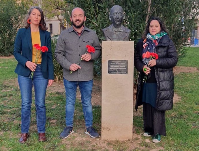 Los regidores de MÉS per Palma, Neus Truyol, Miquel Àngel Contreras y Kika Coll, este viernes en una ofrenda floral que han realizado ante el busto del exalcalde de Palma, Emili Darder.