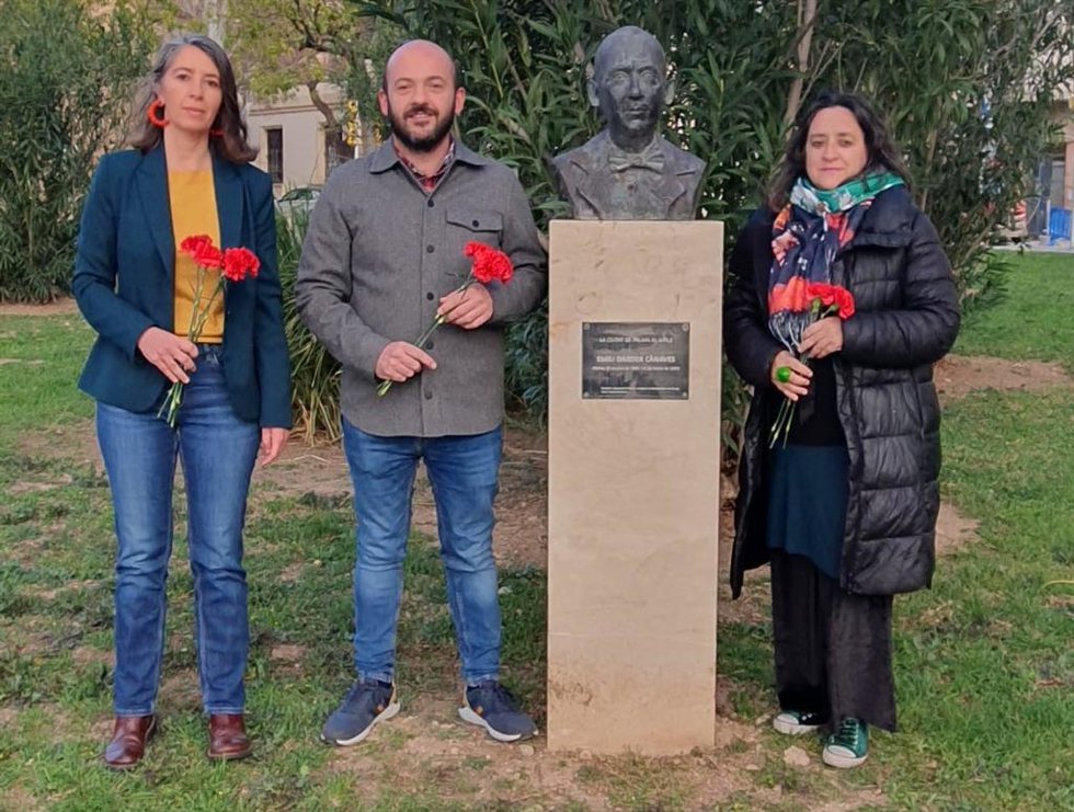 Los regidores de MÉS per Palma, Neus Truyol, Miquel ngel Contreras y Kika Coll, este viernes en una ofrenda floral que han realizado ante el busto del exalcalde de Palma, Emili Darder.