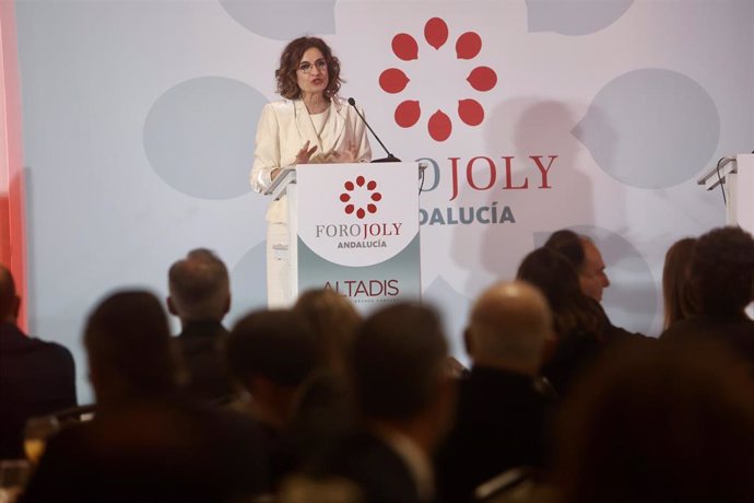 La vicepresidenta primera del Gobierno, María Jesús Montero, interviene en un encuentro informativo del Grupo Joly en Cádiz.