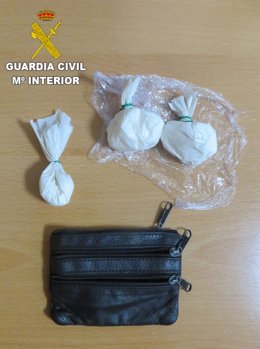 Envoltorios con droga encontrados a un hombre por parte de la Guardia Civil en Minglanilla.