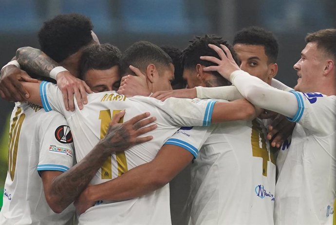 15 February 2024, Hamburg: Olympique de Marseille's Pierre-Emerick Aubameyang (L) celebrates with his teammates after scoring his  side's first goal of the game during the UEFA Europa League soccer match between Shakhtar Donezk and Olympique de Marseille 