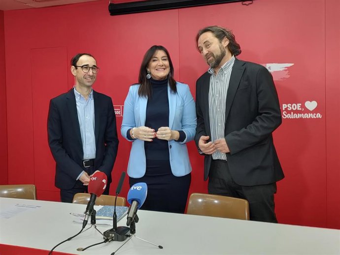 La secretaria de Organización del PSOECyL, Ana Sánchez (c9, junto a los socialistas salmantinos David Serrada (i) y Antonio Cámara (d)