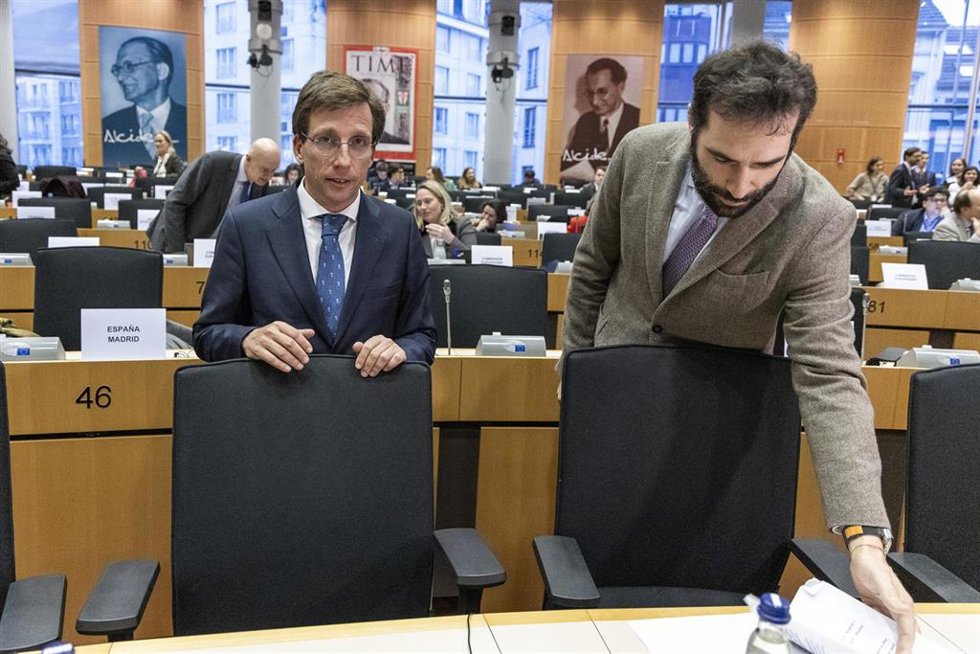 l alcalde de Madrid, José Luis Martínez-Almeida (i), y el ministro de Economía, Comercio y Empresa, Carlos Cuerpo (d), durante la presentación de la candidatura de Madrid para albergar la sede del ALMA