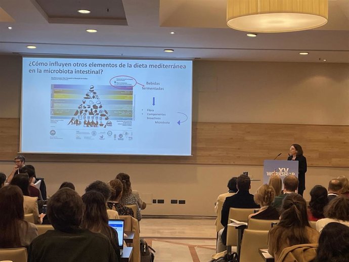 El consumo moderado de cerveza, dentro de un patrón de vida saludable, se ha asociado con posibles efectos prebióticos debido a su composición.