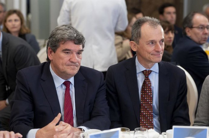 El ministro para la Transformación Digital y de la Función Pública, José Luis Escrivá (i) y el exministro de Ciencia e Innovación y astronauta, Pedro Duque (d), durante un desayuno informativo organizado por Nueva Economía Fórum, en el Hotel Mandarin Or