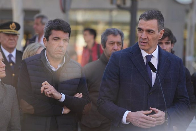 Pedro Sánchez, junto al presidente de la Generalitat, Carlos Mazón, hace una declaración tras visitar la zona del incendio de Campanar