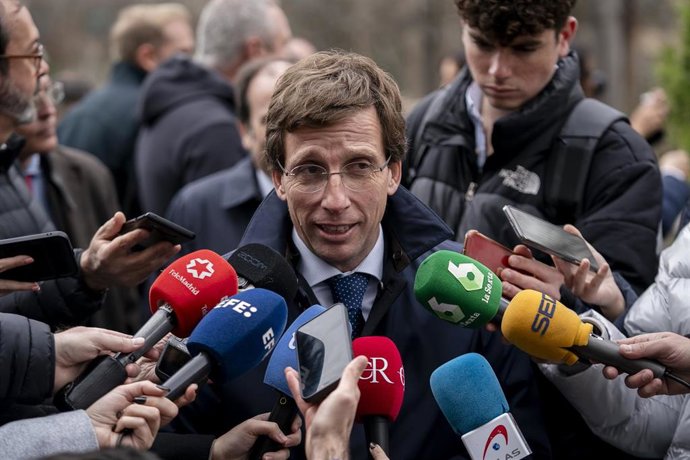 El alcalde de Madrid, José Luis Martínez-Almeida, atiende a los medios durante un acto institucional sobre el programa de conservación del panda gigante, en el Zoo Aquarium de Madrid