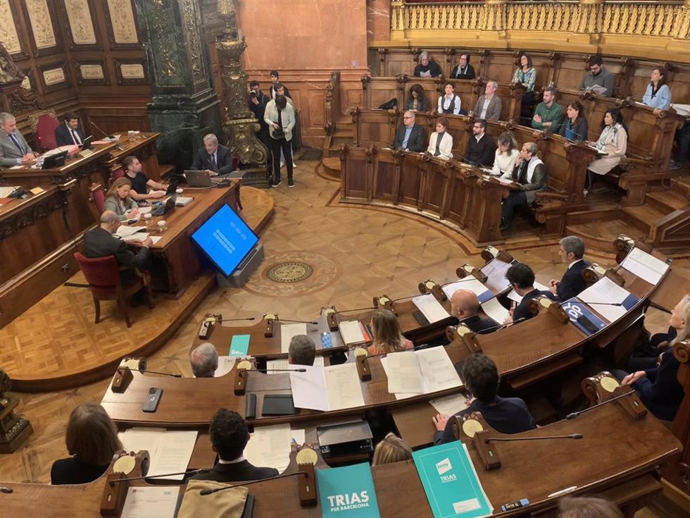 El pleno de febrero en el Ayuntamiento de Barcelona, este viernes.