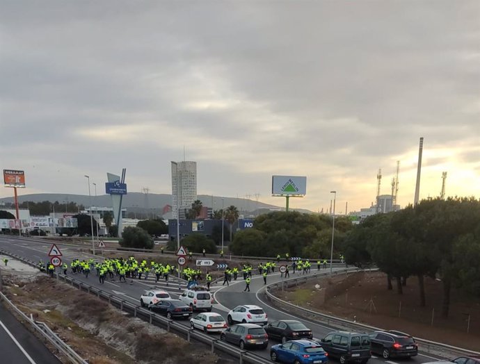 Nuevos cortes en la A-7 en Los Barrios (Cádiz) de los trabajadores de Acerinox en huelga por el convenio colectivo.