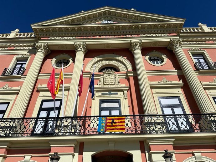 En señal de duelo por las personas fallecidas y como muestra de solidaridad, la bandera de la ciudad de Valencia luce con crespón negro en la fachada de la Casa Consistorial de Murcia