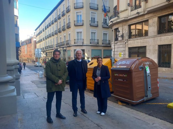El portavoz del PSOE municipal, Pablo Hermoso de Mendoza, junto a los concejales, Kilian Cruz-Dunne y Esmeralda Campos, en la calle Sagasta