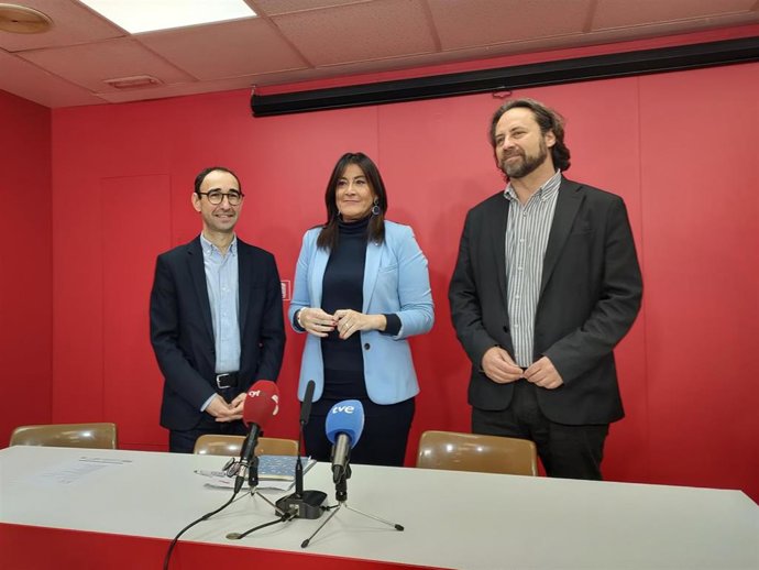 La secretaria de Organización del PSOE de CyL, Ana Sánchez (c), en Salamanca junto a los socialistas David Serrada (i) y Antonio Cámara (d)