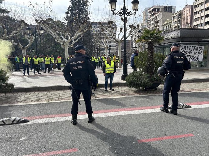 Concentración en la que los agricultores colocaron un carte referiéndose a la delegada del Gobierno como "perra de Pedro Sánchez"