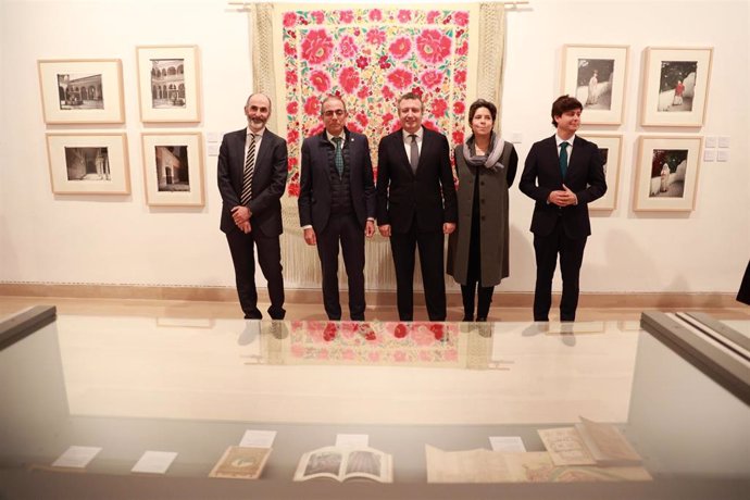 El rector y el presidente de la Diputación, en el centro, con ocasión de la inauguración oficial de la muestra 'Tras la sende de los Lumière', con las primeras imágenes a color de la ciudad.