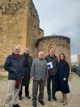 El arquitecto Alberto GArcía Gil, el alcalde de Pedraza, José Enrique Reques, el consejero de Cultura, Gonzalo SAntonja, el director General de Turismo, Ángel García, y la procuradora Susana Suárez