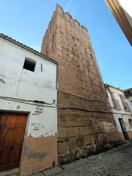 Archivo - Torre del Aver de la muralla de Cáceres