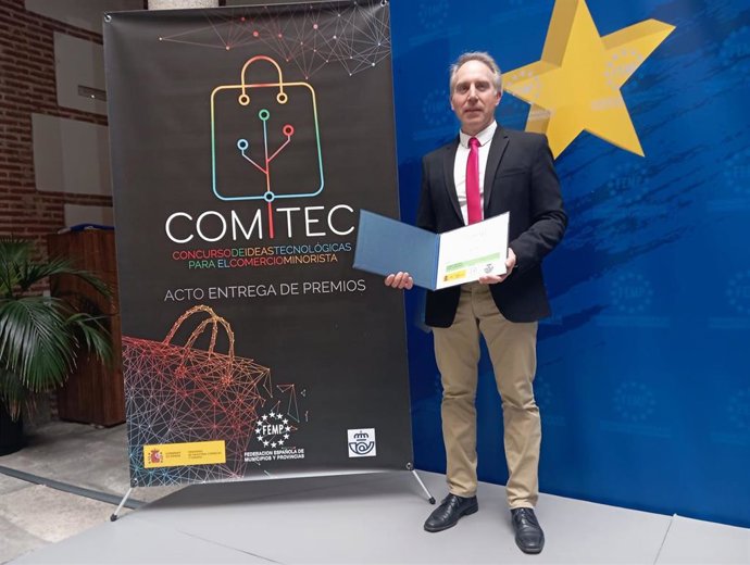 El concejal delegado de Fomento económico, Empleo y Emprendimiento del Ayuntamiento de Jaca, José Manuel de Prada, con el galardón del Ministerio de Economiá por el proyecto 'Traspaso Generacional'