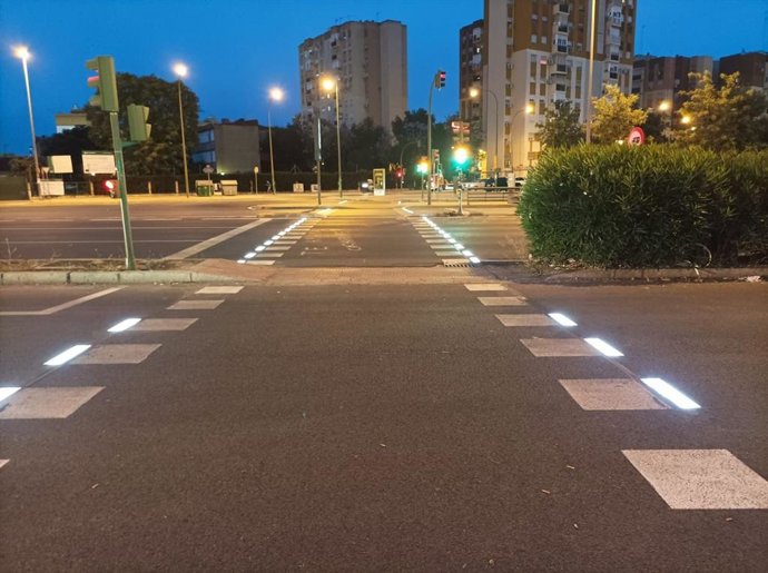 Archivo - Imagen de archivo de pasos peatonales luminosos en la Ronda Urbana Norte de Sevilla.
