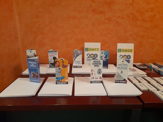 Imagen del material divulgativo elaborado en braille y lectura fácil por la ONCE y la Policía Nacional de Navarra