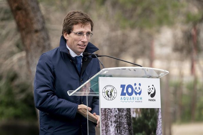 El alcalde de Madrid, José Luis Martínez-Almeida, interviene durante un acto institucional sobre el programa de conservación del panda gigante, en el Zoo Aquarium de Madrid