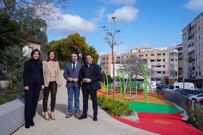 El Ayuntamiento habilita un nuevo espacio público acceesible con parque infantil en la calle Chaves