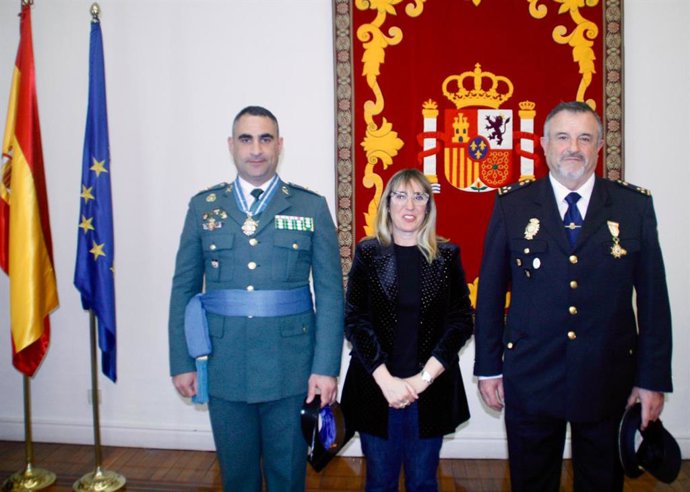 El teniente coronel de la Guardia Civir Arturo Marcos Sánchez (izda) el inspector de la Policía Nacional Jesús Gómez Termis (derecha), condecorados por su labor profesional, junto a la delegada del Gobierno en Cantabria, Eugenia Gómez de Diego
