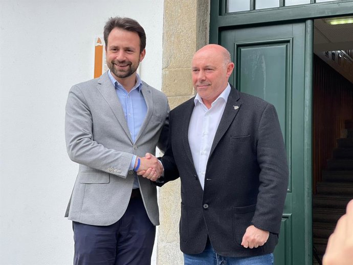 El presidente del PP de Asturias, Álvaro Queipo, y el alcalde de Castropol, Francisco Javier Vinjoy.