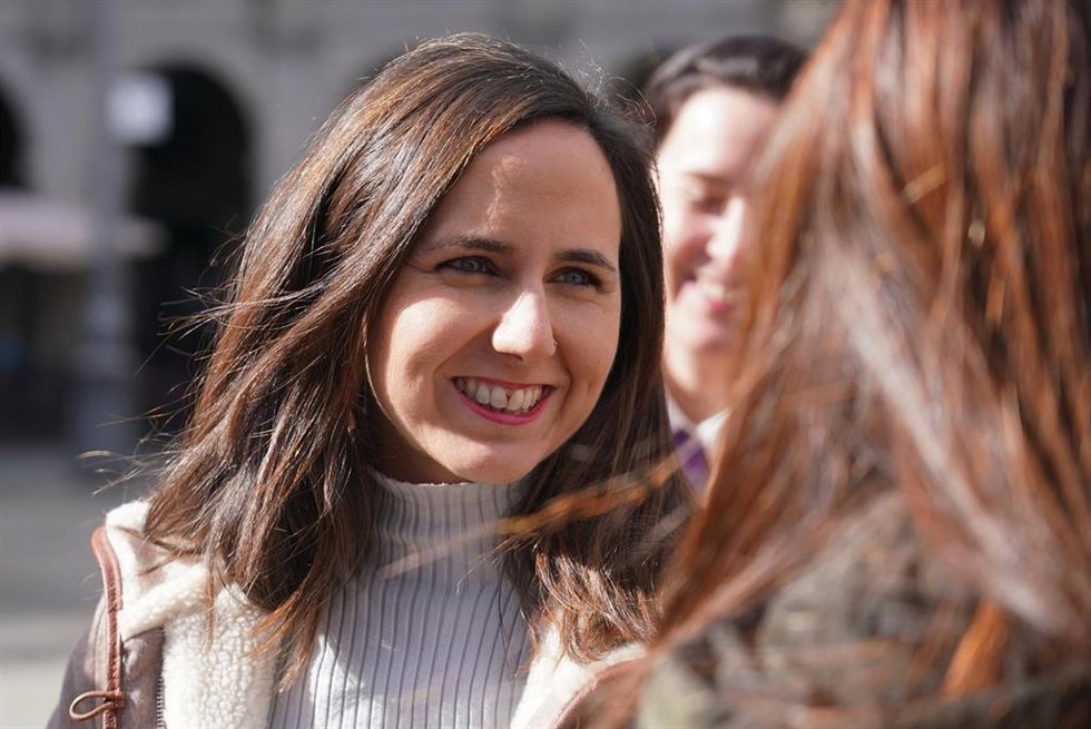 La secretaria general de Podemos, Ione Belarra, momentos antes de su intervención ante los medios de comunicación durante su visita de este viernes a Vitoria-Gasteiz