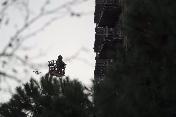 Los bomberos trabajan en el incendio de Campanar